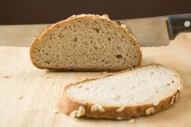 Цільний хліб з ножем — стокове фото