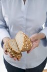 Жінка тримає вівсяний хліб — стокове фото