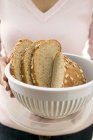 Mulher segurando pão — Fotografia de Stock