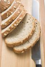 Хлеб на разделочной доске — стоковое фото