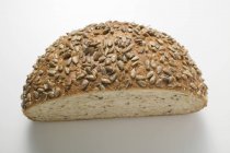 Mezza pagnotta di pane di girasole — Foto stock
