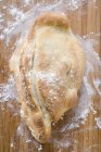 Pão rústico com farinha — Fotografia de Stock