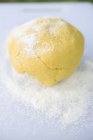Closeup view of dough ball sprinkled with flour — Stock Photo