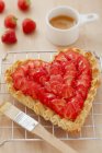 Tarte aux fraises en forme de coeur — Photo de stock