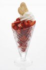 Strawberries and cream in sundae glass — Stock Photo