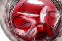 Червоний фруктовий сік з кубиками льоду — стокове фото