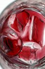Червоний фруктовий сік з кубиками льоду — стокове фото