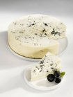 Голубой сыр с кусочком удален — стоковое фото