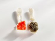 Succédanés de caviar sur cuillères en nacre — Photo de stock