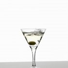 Martini con aceituna - foto de stock