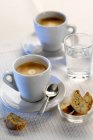 Vue rapprochée d'Espresso avec Cantucci et eau — Photo de stock