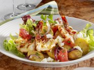 Potato salad with fried prawns — Stock Photo
