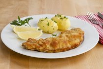 Breaded veal escalope with parsley potatoes — Stock Photo