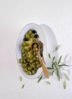 Bol d'olives mélangées — Photo de stock