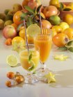 Sumo de fruta servido em copos — Fotografia de Stock