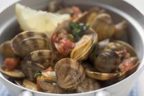 Clams with tomatoes in metal bowl — Stock Photo