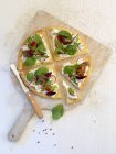 Pizza fatiada com espinafre e mussarela — Fotografia de Stock