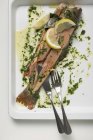 Trucha de salmón fresca con mantequilla de hierbas - foto de stock