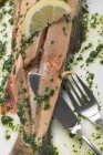Trucha de salmón fresca con mantequilla de hierbas - foto de stock