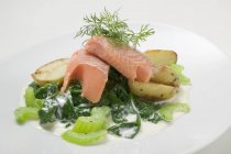 Филе лосося со шпинатом и картошкой — стоковое фото
