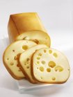 Копчений сир на тарілці — стокове фото
