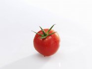 Свежий спелый помидор — стоковое фото