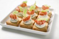 Kräuterquark, Garnelen und Sellerie auf Toastbrot — Stockfoto