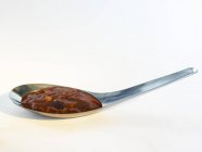 Vue rapprochée de la pâte de haricot sur une cuillère — Photo de stock
