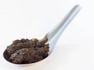 Vista de cerca de pasta Miso marrón en una cuchara - foto de stock
