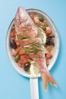 Смажені барабулька на середземноморському овочі — стокове фото