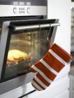 Baguetes em forno aberto — Fotografia de Stock