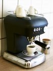 Tazza di espresso sulla macchina da caffè — Foto stock