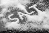 Wort Salz in Salz geschrieben — Stockfoto