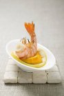 Closeup view of fried prawn with dip on slice of lemon — Stock Photo