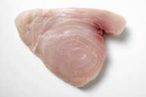 Сырой стейк из рыбы-меча — стоковое фото
