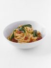 Spaghetti with tomatoes and basil — Stock Photo