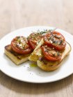 Тост з помідорами та чебрецем на білій тарілці — стокове фото