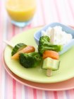 Овочеві шашлики з кварком на зеленій тарілці — стокове фото