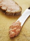 Teewurst on knife and bread — Stock Photo