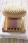 Vista close-up de sabão perfumado em prato de sabão com escova — Fotografia de Stock