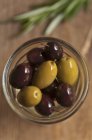 Кувшин из черных и зеленых маслин — стоковое фото