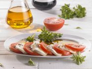 Tomaten und Mozzarella auf Platte — Stockfoto