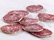 Salami en rodajas italianas - foto de stock