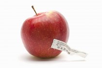 Manzana con etiqueta de cuidado - foto de stock