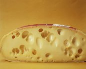 Эмментальный сыр с отверстиями — стоковое фото