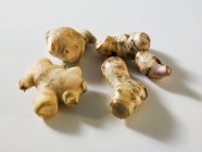 Jengibre y raíces galangales - foto de stock