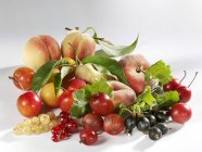 Frutas y bayas mixtas de verano - foto de stock
