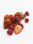 Fresas y frambuesas frescas - foto de stock