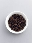 Ciotola di chicchi di caffè — Foto stock
