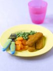 Fish fingers with carrots — Stock Photo